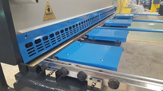 Рубка металла гильотиной